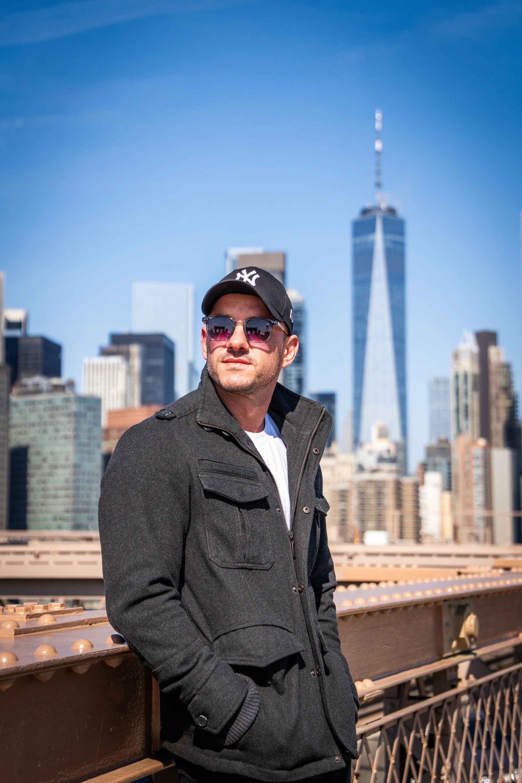 Adriano Brandão na ponte do Brooklyn, com a skyline de Nova York ao fundo