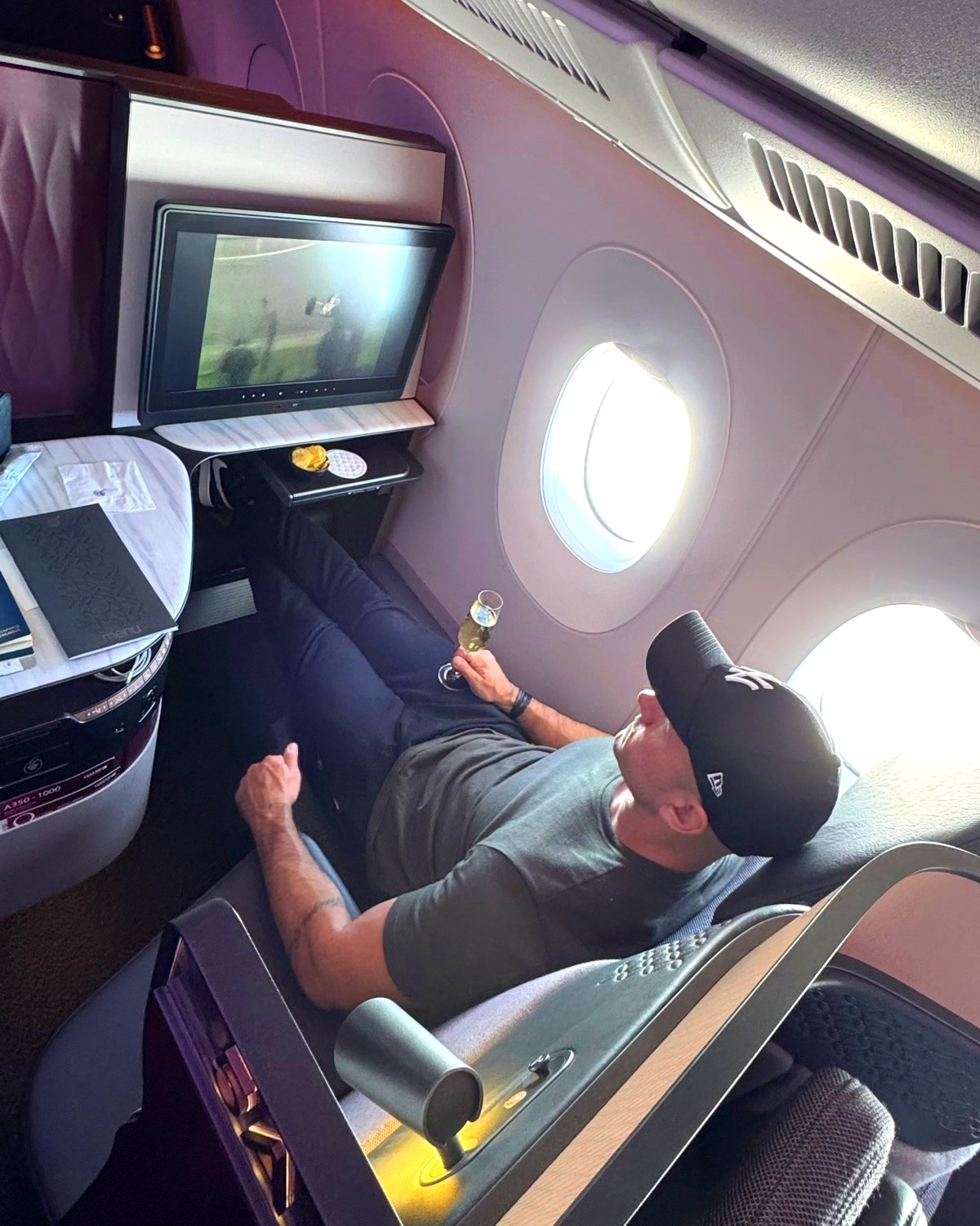 Adriano Brandão na Qsuite, a classe executiva da Qatar Airways