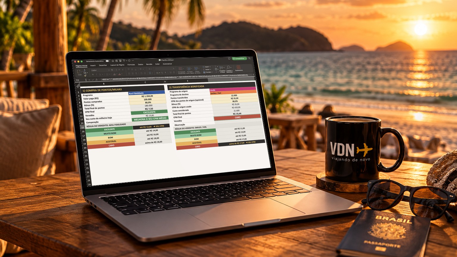 Notebook numa mesa de frente para o mar com o simulador de compra e transferência bonificada da Planilha Milhas+ na tela